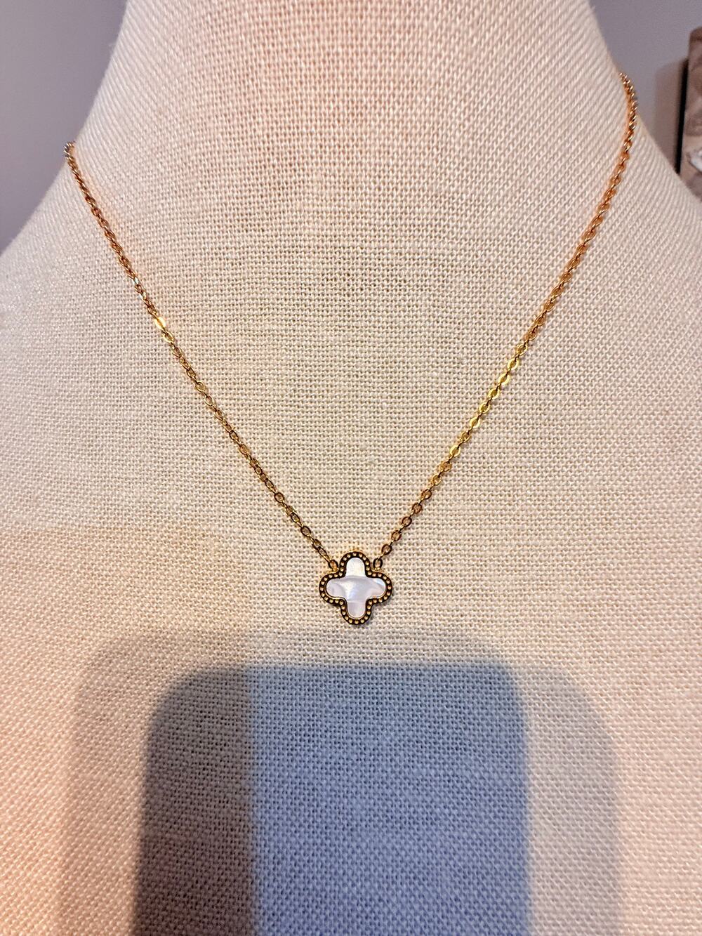 Vintage Clover Mother of Pearl Gold Tone Necklace 18+2”